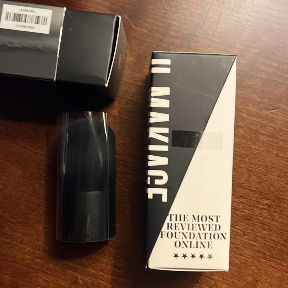 IL MAKIAGE Woke up like this Foundation shade #060. New, sealed, never opened.